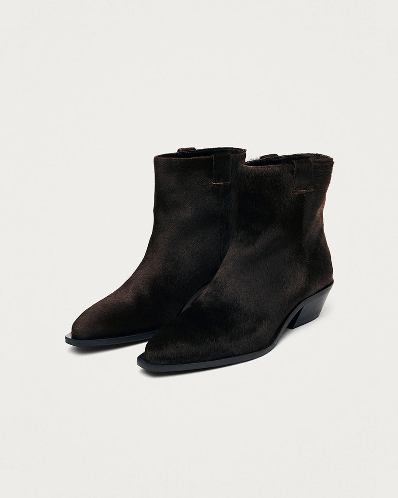 Brązowe, skórzane botki ALOHAS Syd Soft Dark Brown z lekko spiczastym noskiem i cholewką sięgającą tuż nad kostkę. Z boku widoczne są subtelne przeszycia i małe szlufki u góry, które ułatwiają zakładanie. Wykonane z naturalnej skóry z włosiem.