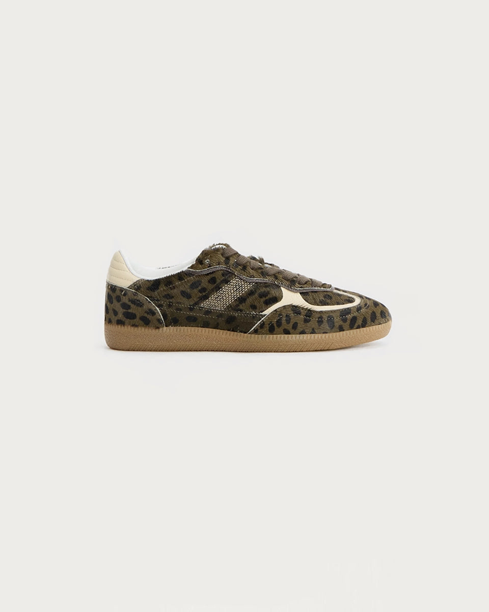 Ciemnozielone, skórzane sneakersy ALOHAS Tb.490 Soft Green z wzorem w panterkę na gumowej, płaskiej podeszwie. Na przodzie i przy sznurowadłach widoczne są jasne, kremowe akcenty. Posiadają okrągłe noski. Wiązane na sznurówki.