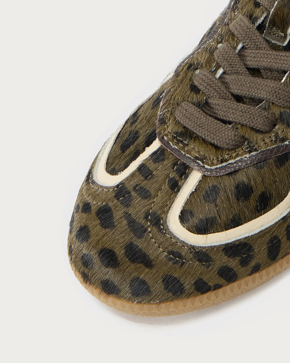Ciemnozielone, skórzane sneakersy ALOHAS Tb.490 Soft Green z wzorem w panterkę na gumowej, płaskiej podeszwie. Na przodzie i przy sznurowadłach widoczne są jasne, kremowe akcenty. Posiadają okrągłe noski. Wiązane na sznurówki.