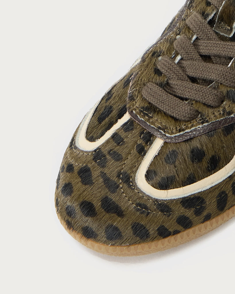 Ciemnozielone, skórzane sneakersy ALOHAS Tb.490 Soft Green z wzorem w panterkę na gumowej, płaskiej podeszwie. Na przodzie i przy sznurowadłach widoczne są jasne, kremowe akcenty. Posiadają okrągłe noski. Wiązane na sznurówki.