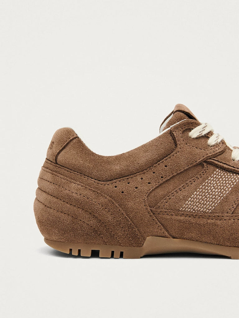 Brązowe, zamszowe sneakersy Tb.56 ALOHAS z wielowarstwową konstrukcją. Wiązane za pomocą kontrastowej, marmurkowej sznurówki. 