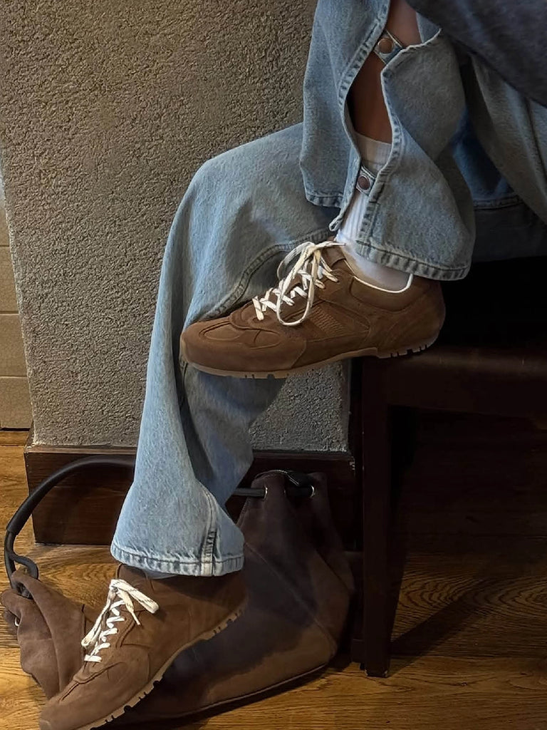Brązowe, zamszowe sneakersy Tb.56 ALOHAS z wielowarstwową konstrukcją. Wiązane za pomocą kontrastowej, marmurkowej sznurówki. 