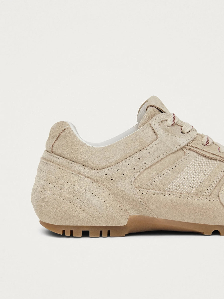 Kremowe, zamszowe sneakersy Tb.56 ALOHAS z wielowarstwową konstrukcją. Wiązane za pomocą marmurkowej sznurówki.