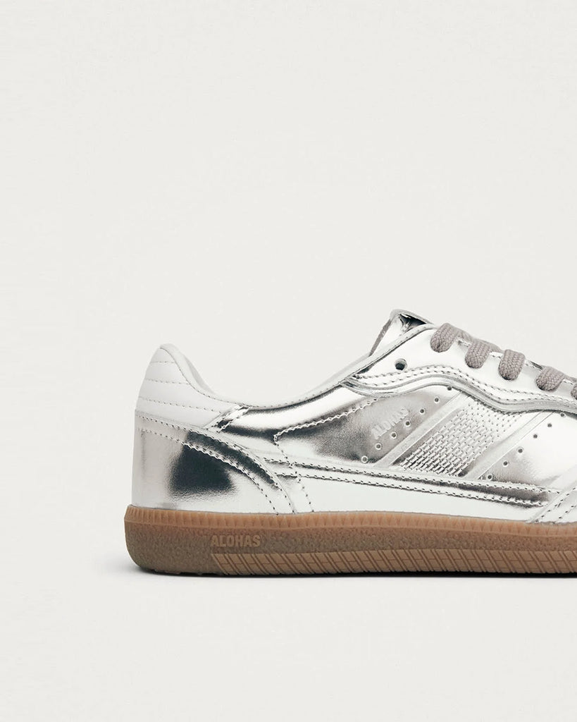 Srebrne, skórzane trampki ALOHAS TB.490 Silver Cream z kontrastowymi detalami, na płaskiej gumowej podeszwie. Posiadają okrągłe noski. Wykonane ze srebrnej skóry z połyskiem. Wiązane na sznurówki.
