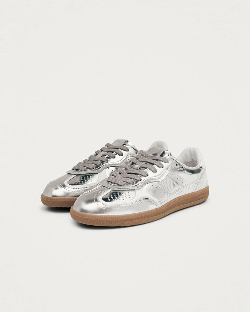 Srebrne, skórzane trampki ALOHAS TB.490 Silver Cream z kontrastowymi detalami, na płaskiej gumowej podeszwie. Posiadają okrągłe noski. Wykonane ze srebrnej skóry z połyskiem. Wiązane na sznurówki.
