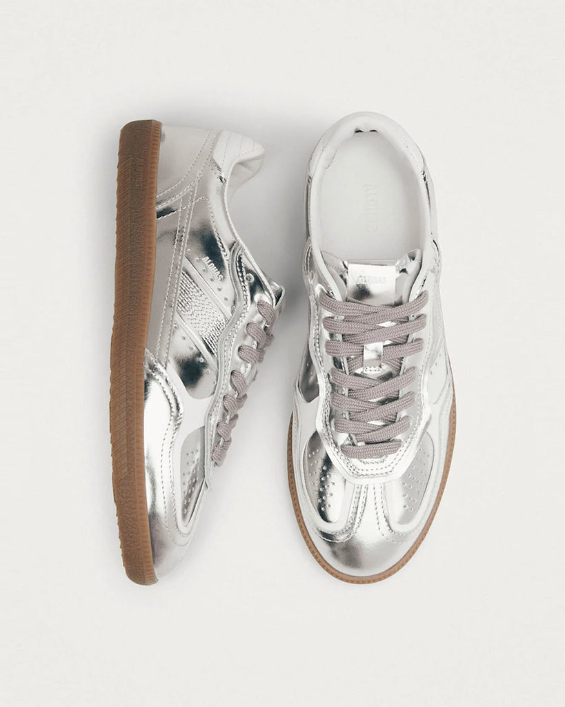 Srebrne, skórzane trampki ALOHAS TB.490 Silver Cream z kontrastowymi detalami, na płaskiej gumowej podeszwie. Posiadają okrągłe noski. Wykonane ze srebrnej skóry z połyskiem. Wiązane na sznurówki.
