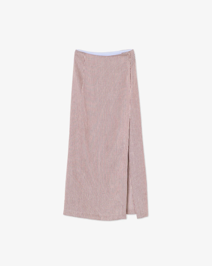Minimalistyczna spódnica maxi w cienkie bordowo-beżowe paski. Posiada wysoki stan, trapezowy krój i głębokie, boczne rozcięcie.