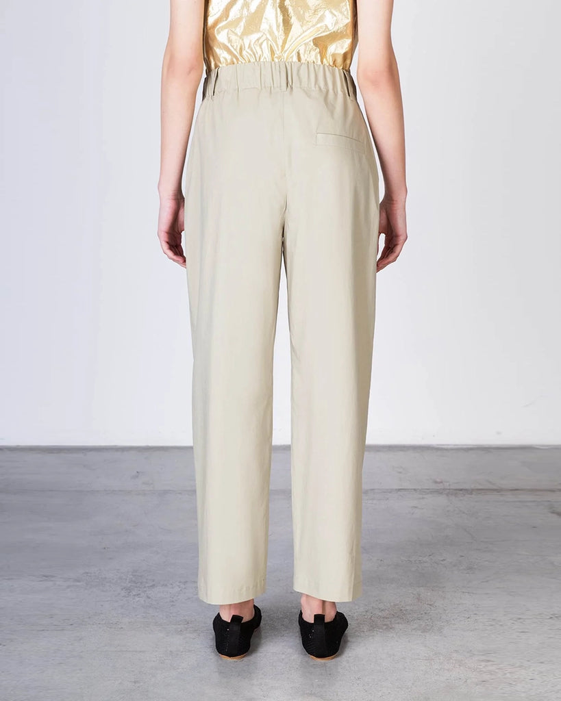 Lekkie, cienkie spodnie z lekko zwężaną u dołu nogawką. W pasie posiadają szeroką, elastyczną gumę i marszczenie. Spodnie mają dwie boczne kieszenie i jedną tylną. Wykonana z cienkiej i sztywnej, bawełnianej tkaniny