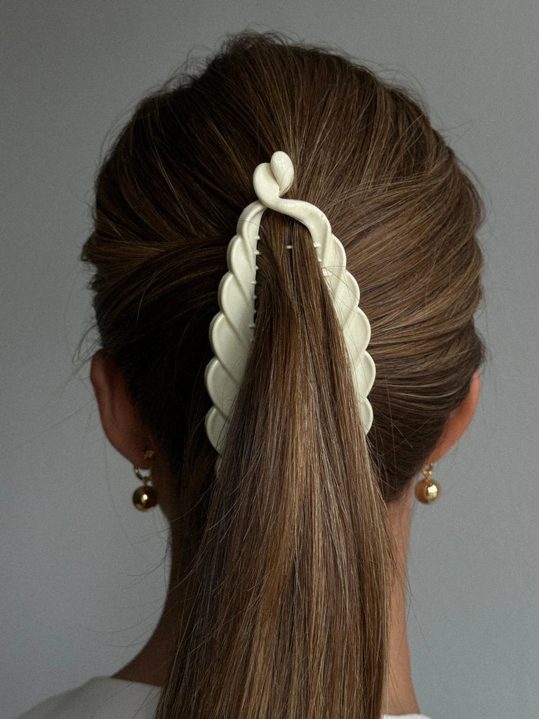 Spinka Amarante Pico Copenhagen to idealny dodatek do stworzenia uroczego i prostego kucyka. Elegancka i łatwa w użyciu, doda uroku każdej stylizacji.&nbsp;

Ozdoby i akcesoria do włosów nie podlegają zwrotowi ani wymianie ze względów higienicznych.&nbsp;&nbsp;