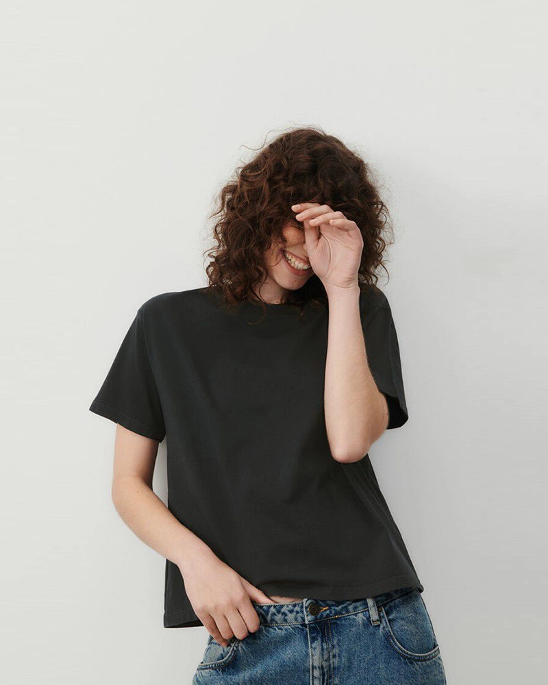 Luźny, prosty, grafitowy t-shirt FIZVALLEY American Vintage z krótkim rękawem i okrągłym dekoltem. Wykonany z grubej bawełny.