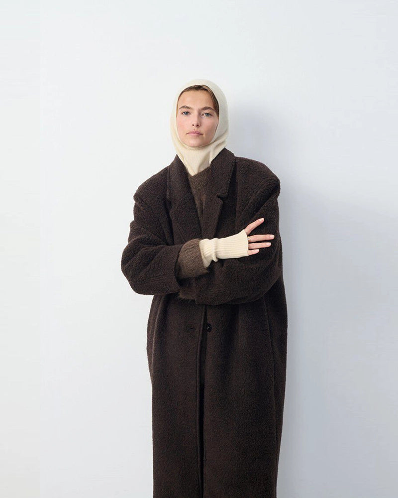 Kremowa balaclava RAXOW American Vintage z cienkiej i ciepłej dzianiny z wełną i kaszmirem. Posiada czerwony haft z logo marki.