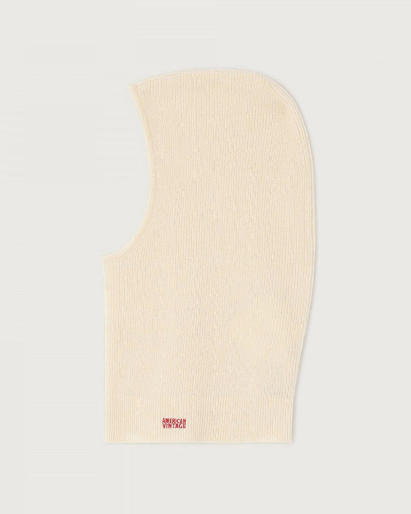 Kremowa balaclava RAXOW American Vintage z cienkiej i ciepłej dzianiny z wełną i kaszmirem. Posiada czerwony haft z logo marki.