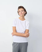 Klasyczny, bawełniany, czarny t-shirt SONOMA American Vintage z krótkim rękawem i okrągłym dekoltem. Koszulka ma prosty krój i przylegający fason.