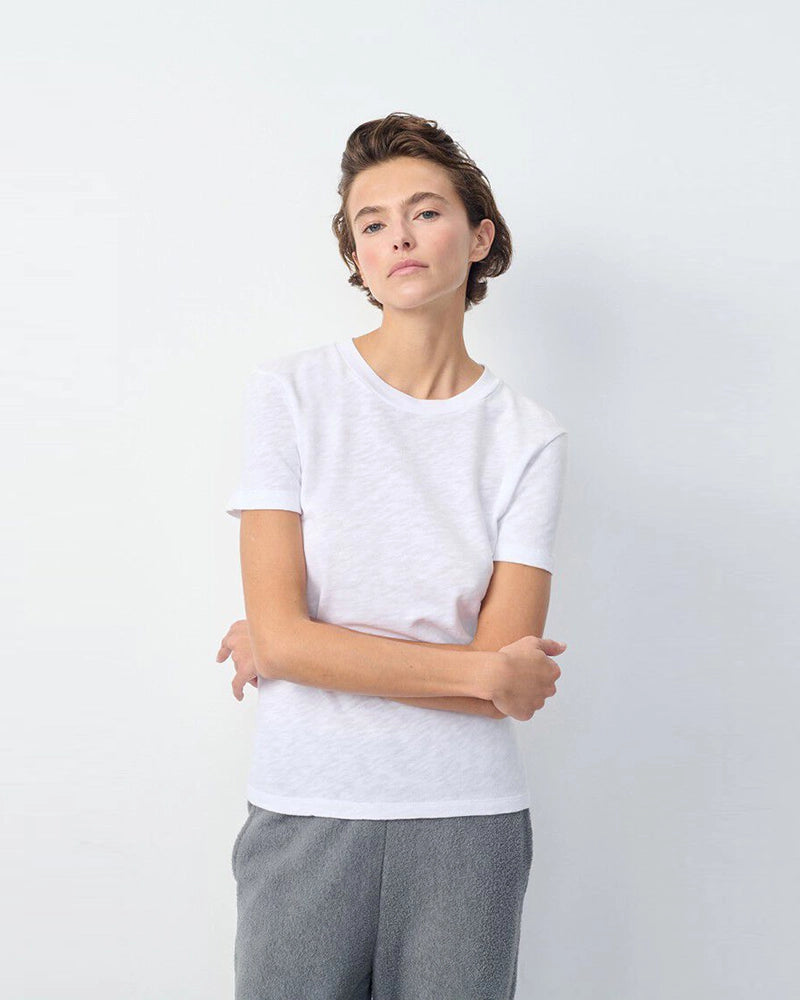 Klasyczny, bawełniany, czarny t-shirt SONOMA American Vintage z krótkim rękawem i okrągłym dekoltem. Koszulka ma prosty krój i przylegający fason.