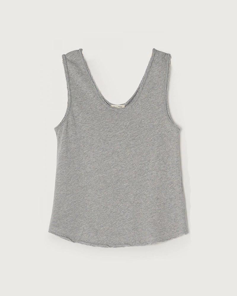 Luźny, szary top na szerokich ramiączkach&nbsp;Sonoma American Vintage z głębokim,&nbsp;okrągłym dekoltem. Wykończony delikatnym, surowym "strzępieniem". Wykonany z&nbsp;grubej i miękkiej bawełny.