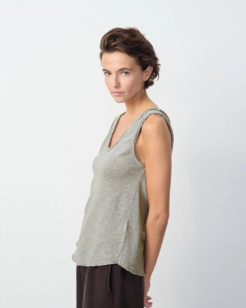 Luźny, szary top na szerokich ramiączkach&nbsp;Sonoma American Vintage z głębokim,&nbsp;okrągłym dekoltem. Wykończony delikatnym, surowym "strzępieniem". Wykonany z&nbsp;grubej i miękkiej bawełny.