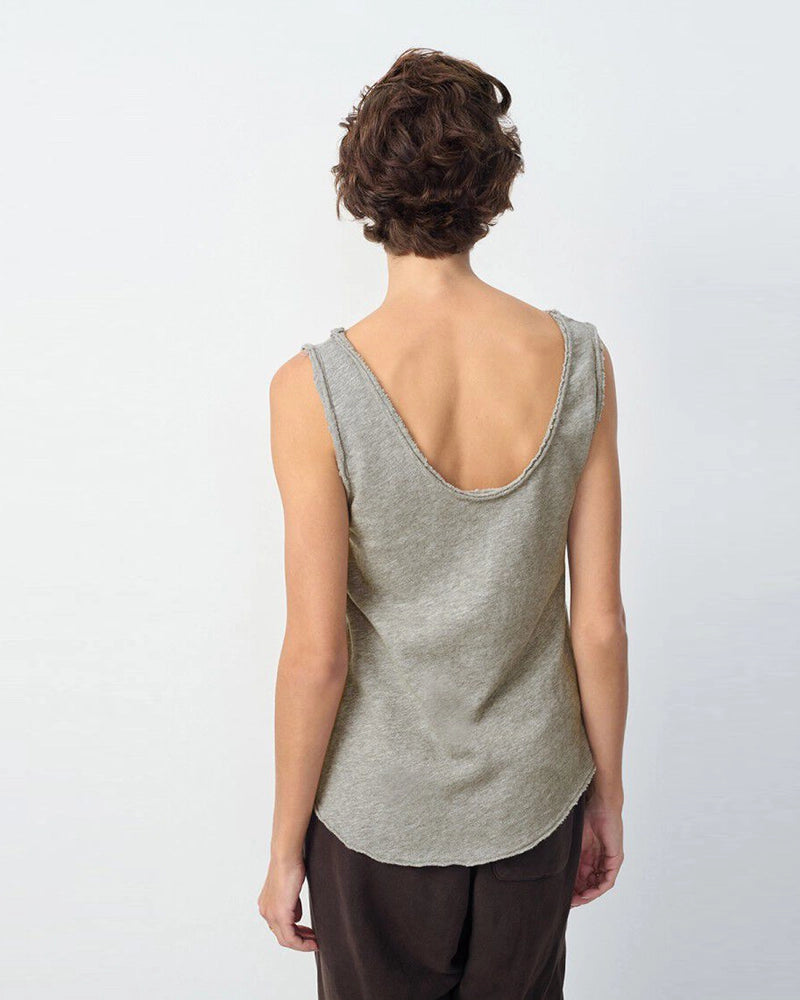 Luźny, szary top na szerokich ramiączkach&nbsp;Sonoma American Vintage z głębokim,&nbsp;okrągłym dekoltem. Wykończony delikatnym, surowym "strzępieniem". Wykonany z&nbsp;grubej i miękkiej bawełny.