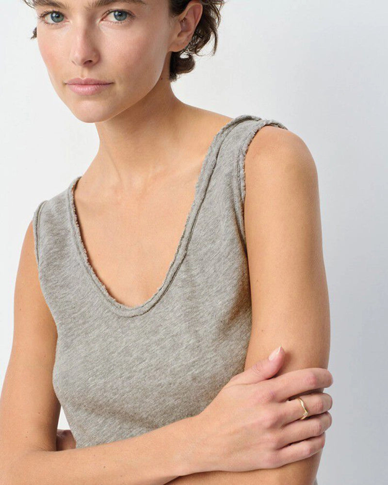 Luźny, szary top na szerokich ramiączkach&nbsp;Sonoma American Vintage z głębokim,&nbsp;okrągłym dekoltem. Wykończony delikatnym, surowym "strzępieniem". Wykonany z&nbsp;grubej i miękkiej bawełny.