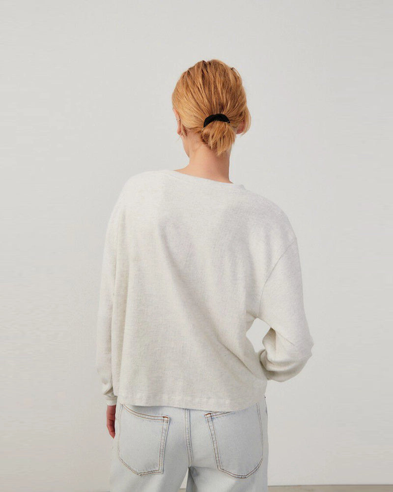 Luźny, jasnoszary longsleeve YPAWOOD American Vintage o pudełkowym kroju. Posiada okrągły dekolt i długie zwężane przy nadgarstkach rękawy. 