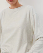 Luźny, jasnoszary longsleeve YPAWOOD American Vintage o pudełkowym kroju. Posiada okrągły dekolt i długie zwężane przy nadgarstkach rękawy. 