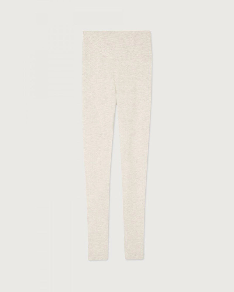 Klasyczne, bardzo wygodne i uniwersalne legginsy YPAWOOD American Vintage. Wykonane z bardzo miłej w dotyku, elastycznej tkaniny z bawełną. Legginsy mają wysoki stan.