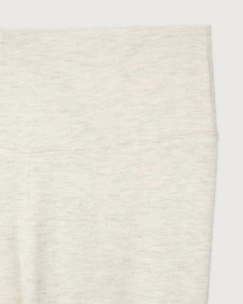 Klasyczne, bardzo wygodne i uniwersalne legginsy YPAWOOD American Vintage. Wykonane z bardzo miłej w dotyku, elastycznej tkaniny z bawełną. Legginsy mają wysoki stan.