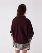 Luźna, bawełniana bluza ATU03 francuskiej marki American Vintage z długimi, raglanowymi rękawami i okrągłym dekoltem. Wykończona ściągaczami. Wykonana z miękkiej, bawełnianej tkaniny. Jest niezbędnym elementem codziennej garderoby, zaprojektowana z myślą o całorocznym noszeniu. -Oversizowy krój -Lekka, elastyczna bawełna -Zamów bluzę w swoim standardowym rozmiarze