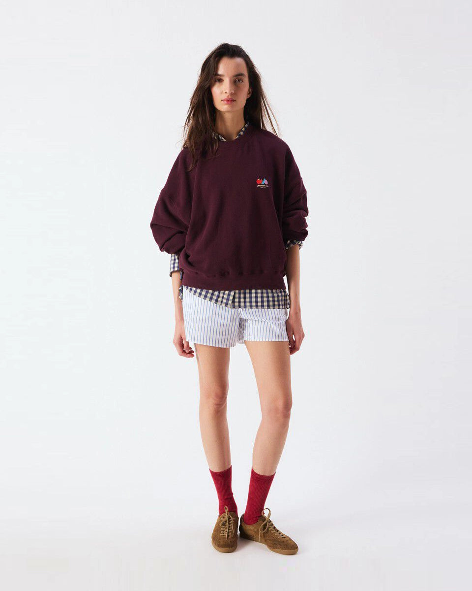 Luźna, bawełniana bluza ATU03 francuskiej marki American Vintage z długimi, raglanowymi rękawami i okrągłym dekoltem. Wykończona ściągaczami. Wykonana z miękkiej, bawełnianej tkaniny. Jest niezbędnym elementem codziennej garderoby, zaprojektowana z myślą o całorocznym noszeniu. -Oversizowy krój -Lekka, elastyczna bawełna -Zamów bluzę w swoim standardowym rozmiarze