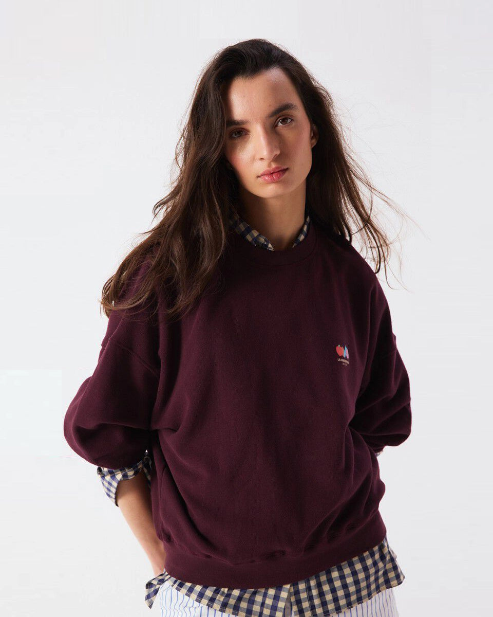 Luźna, bawełniana bluza ATU03 francuskiej marki American Vintage z długimi, raglanowymi rękawami i okrągłym dekoltem. Wykończona ściągaczami. Wykonana z miękkiej, bawełnianej tkaniny. Jest niezbędnym elementem codziennej garderoby, zaprojektowana z myślą o całorocznym noszeniu. -Oversizowy krój -Lekka, elastyczna bawełna -Zamów bluzę w swoim standardowym rozmiarze