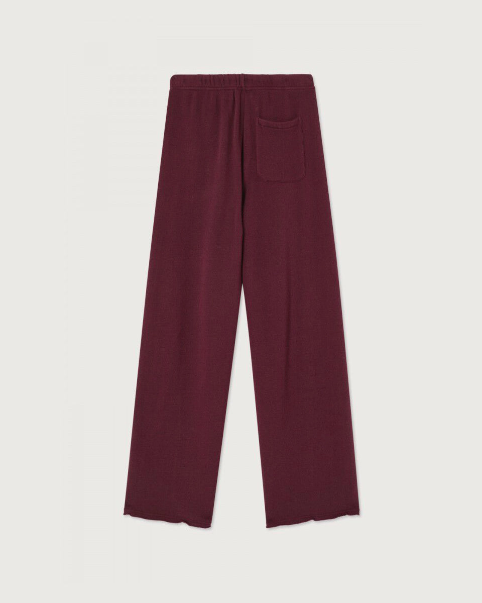 Luźne spodnie dresowe ATU05 Mint francuskiej marki American Vintage z elastyczną talią ze ściąganym sznurkiem i prostą, skróconą nogawką. Mają dwie kieszenie z przodu i jedną kieszeń naszywaną z tyłu z owocowym motywem. Wykonane z miękkiej bawełny. -Luźny fason -Elastyczna talia -Zamów spodnie w swoim standardowym rozmiarze