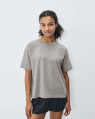Luźny, prosty t-shirt z krótkim rękawem i okrągłym dekoltem. Wykonany z grubej bawełny. -Zamów t-shirt w swoim normalnym rozmiarze