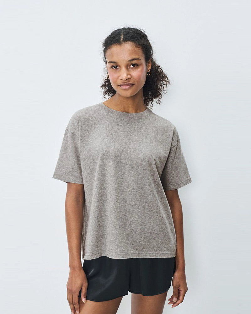 Luźny, prosty t-shirt z krótkim rękawem i okrągłym dekoltem. Wykonany z grubej bawełny. -Zamów t-shirt w swoim normalnym rozmiarze