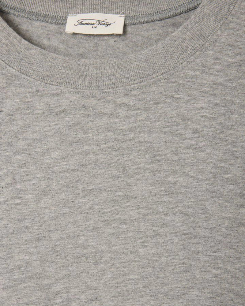 Luźny, prosty t-shirt z krótkim rękawem i okrągłym dekoltem. Wykonany z grubej bawełny. -Zamów t-shirt w swoim normalnym rozmiarze