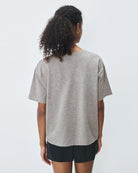 Luźny, prosty t-shirt z krótkim rękawem i okrągłym dekoltem. Wykonany z grubej bawełny. -Zamów t-shirt w swoim normalnym rozmiarze