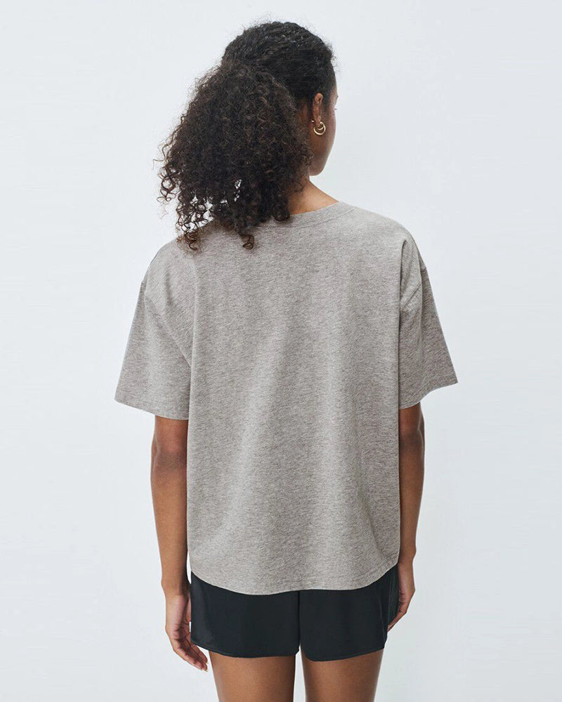 Luźny, prosty t-shirt z krótkim rękawem i okrągłym dekoltem. Wykonany z grubej bawełny. -Zamów t-shirt w swoim normalnym rozmiarze