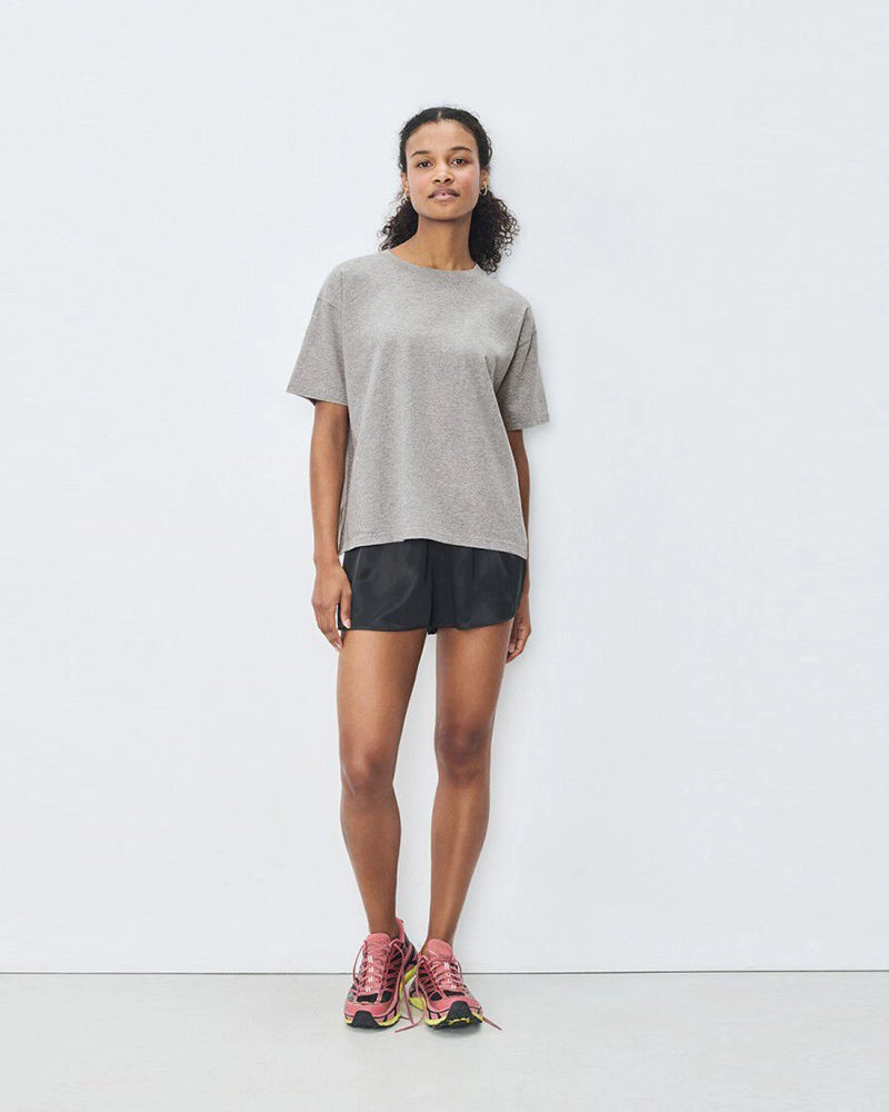 Luźny, prosty t-shirt z krótkim rękawem i okrągłym dekoltem. Wykonany z grubej bawełny. -Zamów t-shirt w swoim normalnym rozmiarze