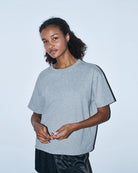 Luźny, prosty t-shirt z krótkim rękawem i okrągłym dekoltem. Wykonany z grubej bawełny. -Zamów t-shirt w swoim normalnym rozmiarze