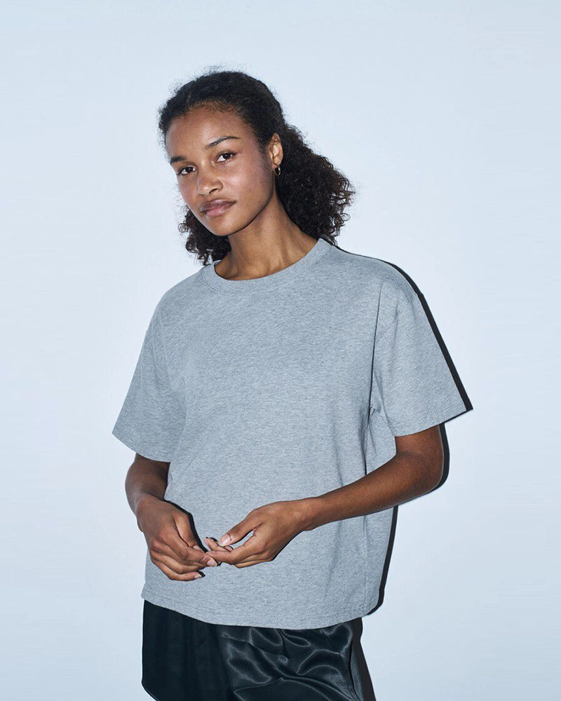 Luźny, prosty t-shirt z krótkim rękawem i okrągłym dekoltem. Wykonany z grubej bawełny. -Zamów t-shirt w swoim normalnym rozmiarze