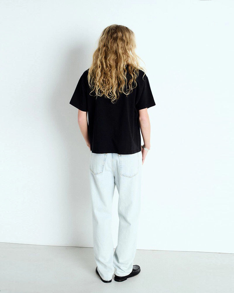 Luźny, oversizowy, prosty t-shirt FIZVALLEY American Vintage z krótkim, szerokim rękawem i okrągłym dekoltem. Wykonany z grubej, mięsistej bawełny