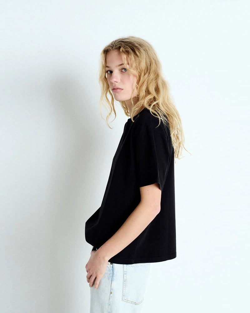 Luźny, oversizowy, prosty t-shirt FIZVALLEY American Vintage z krótkim, szerokim rękawem i okrągłym dekoltem. Wykonany z grubej, mięsistej bawełny