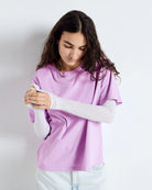 Luźny, prosty t-shirt z krótkim rękawem i okrągłym dekoltem. Wykonany z grubej bawełny. -Zamów t-shirt w swoim normalnym rozmiarze