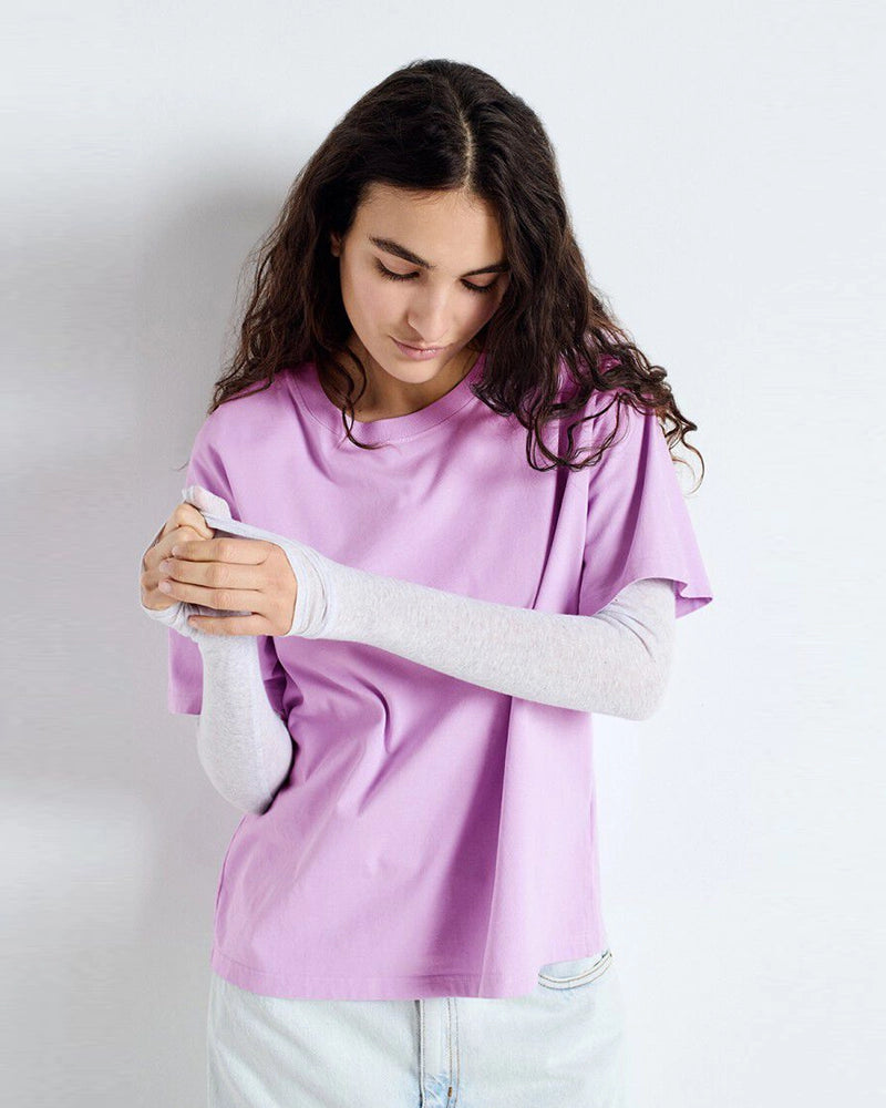 Luźny, prosty t-shirt z krótkim rękawem i okrągłym dekoltem. Wykonany z grubej bawełny. -Zamów t-shirt w swoim normalnym rozmiarze