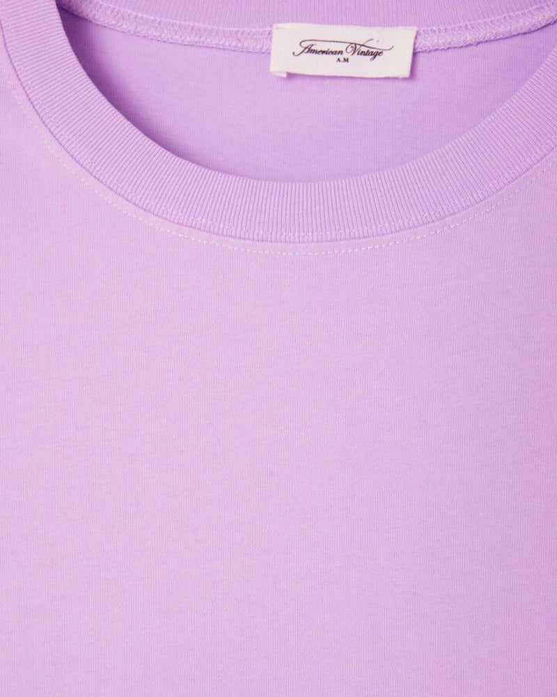 Luźny, prosty t-shirt z krótkim rękawem i okrągłym dekoltem. Wykonany z grubej bawełny. -Zamów t-shirt w swoim normalnym rozmiarze