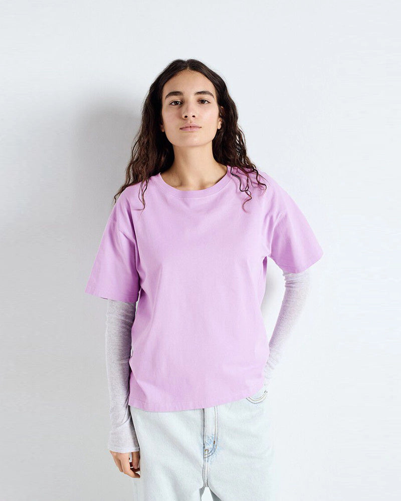 Luźny, prosty t-shirt z krótkim rękawem i okrągłym dekoltem. Wykonany z grubej bawełny. -Zamów t-shirt w swoim normalnym rozmiarze