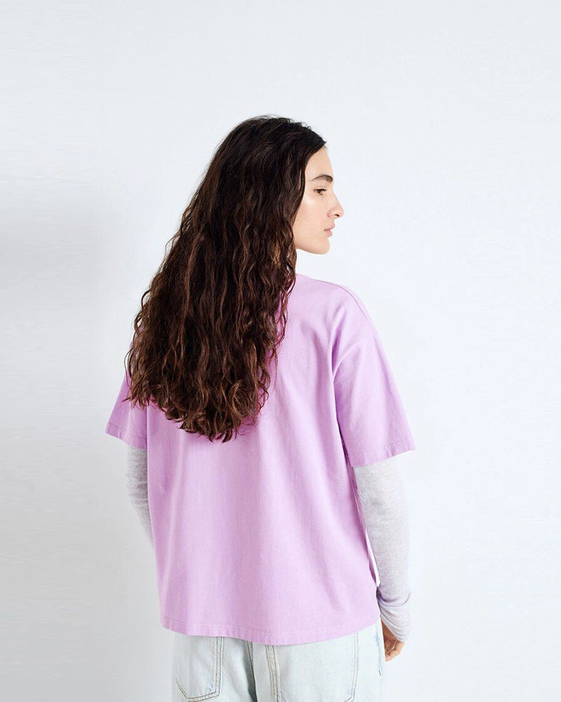 Luźny, prosty t-shirt z krótkim rękawem i okrągłym dekoltem. Wykonany z grubej bawełny. -Zamów t-shirt w swoim normalnym rozmiarze