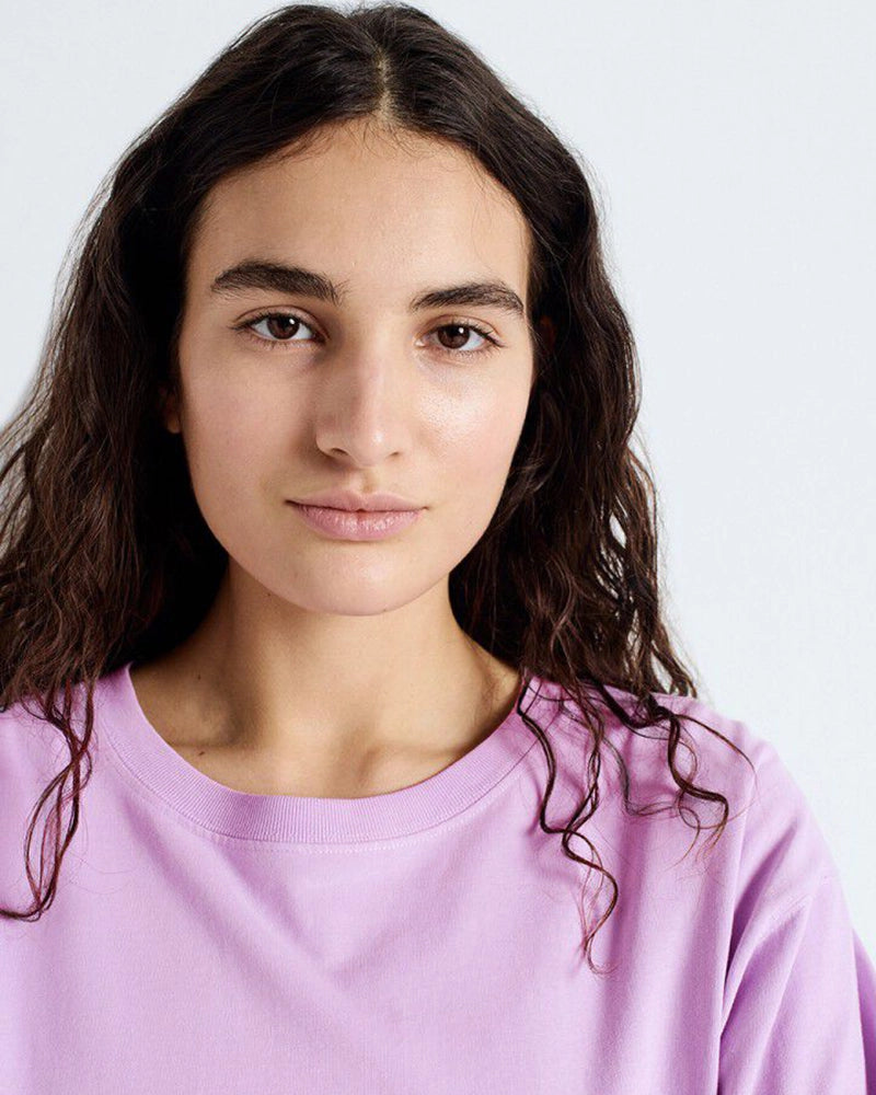 Luźny, prosty t-shirt z krótkim rękawem i okrągłym dekoltem. Wykonany z grubej bawełny. -Zamów t-shirt w swoim normalnym rozmiarze