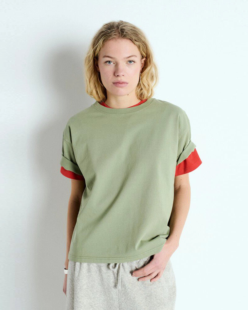 Luźny, oversizowy, prosty t-shirt FIZVALLEY American Vintage z krótkim, szerokim rękawem i okrągłym dekoltem. Wykonany z grubej, mięsistej bawełny. 