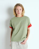 Luźny, oversizowy, prosty t-shirt FIZVALLEY American Vintage z krótkim, szerokim rękawem i okrągłym dekoltem. Wykonany z grubej, mięsistej bawełny. 