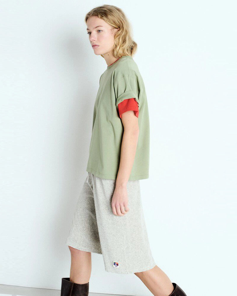 Luźny, oversizowy, prosty t-shirt FIZVALLEY American Vintage z krótkim, szerokim rękawem i okrągłym dekoltem. Wykonany z grubej, mięsistej bawełny. 