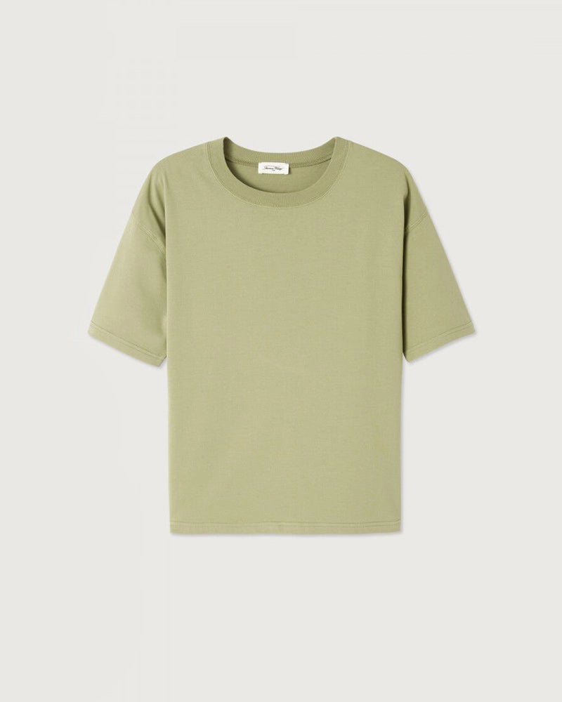 Luźny, oversizowy, prosty t-shirt FIZVALLEY American Vintage z krótkim, szerokim rękawem i okrągłym dekoltem. Wykonany z grubej, mięsistej bawełny. 